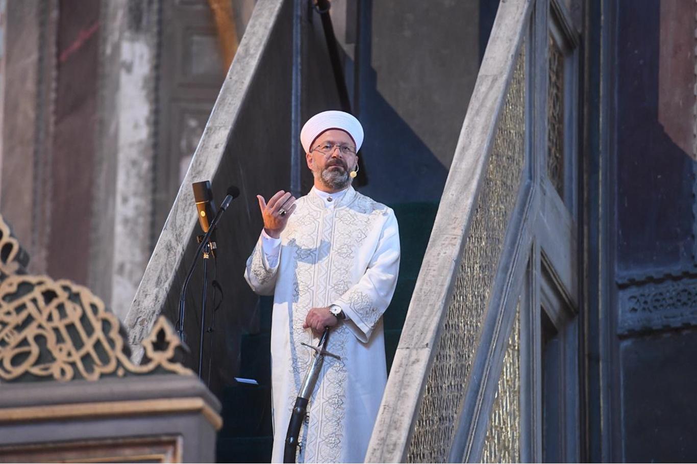 Erbaş, Ayasofya Camii'nde hutbeye kılıçla çıktı, kılıçla çıkmanın geleneği nedir? Erbaş, Ayasofya Camii'nde hutbeye kılıçla çıktı, kılıçla çıkmanın geleneği nedir?